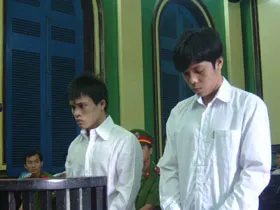 Chém người, hai côn đồ chia 17 năm tù